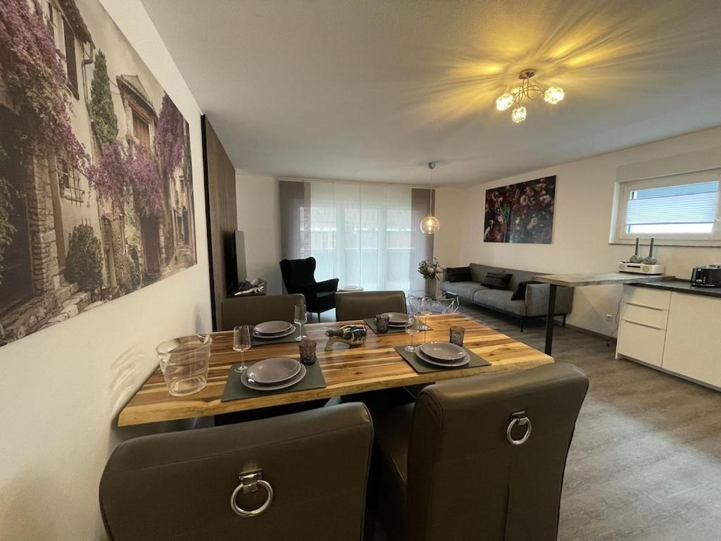 Exklusive Wohnung Zentral Mit Grossem Balkon ลอสไฮม์ ภายนอก รูปภาพ