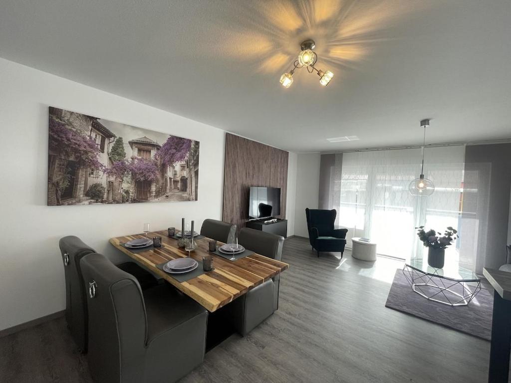 Exklusive Wohnung Zentral Mit Grossem Balkon ลอสไฮม์ ภายนอก รูปภาพ