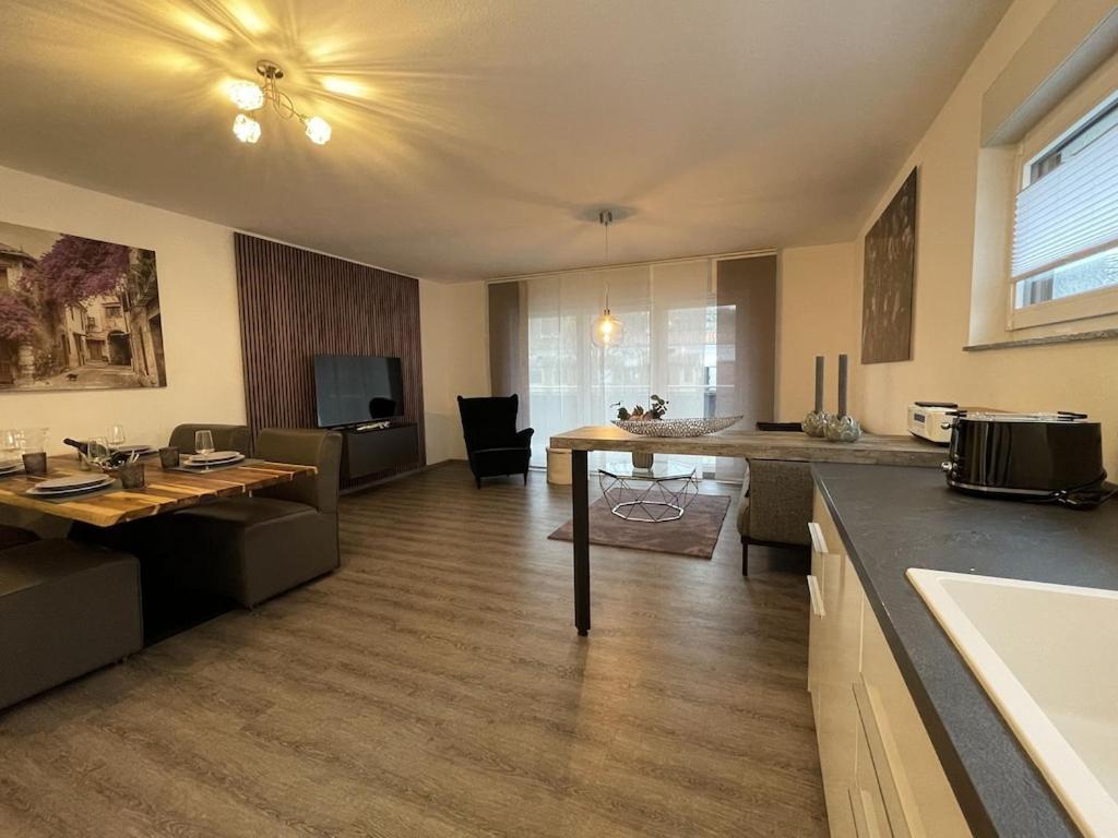 Exklusive Wohnung Zentral Mit Grossem Balkon ลอสไฮม์ ภายนอก รูปภาพ